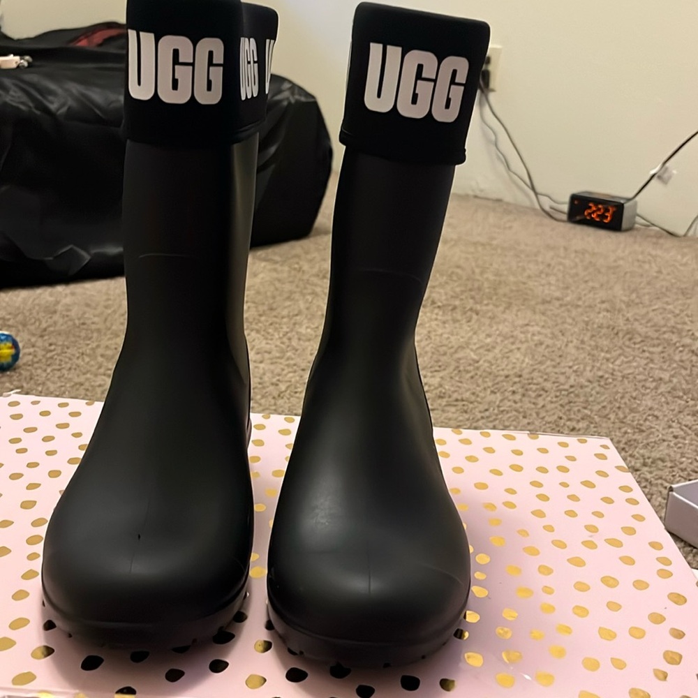 Brand new rain boots don’t have the box but they have never been worn